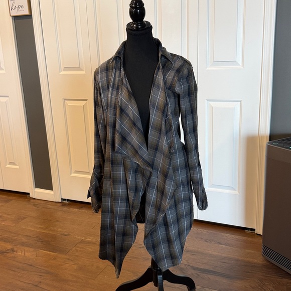 Legendary Whitetails Men's Plaid Shirt - Black and Brown I have a medium too - Picture 8 of 8